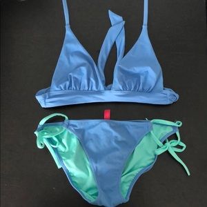 VS Robins Blue & Teal triangle halter